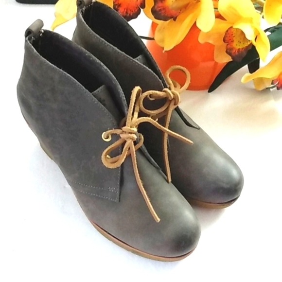 SPERRY TOP SIDER WEDGE HEEL ANKLE BOOTIES SIZE 9 NWOT - Picture 1 of 13